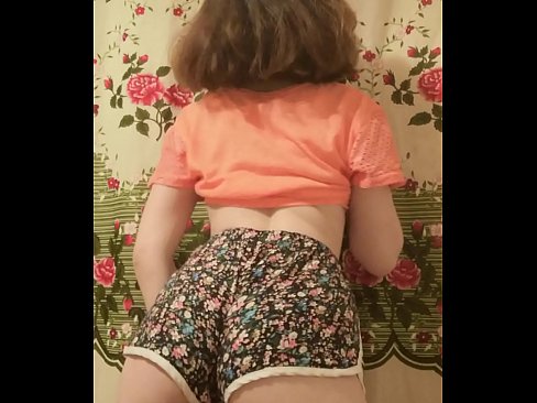 ❤️ セクシーな若いベイブがカメラでショーツを脱ぐ ️❌ ファッキングビデオ ❌️