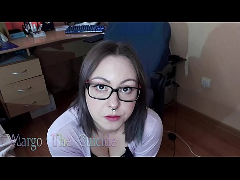 ❤️ 眼鏡をかけたセクシーな少女がカメラに向かってディルドを深くしゃぶる ️❌ ファッキングビデオ ❌️
