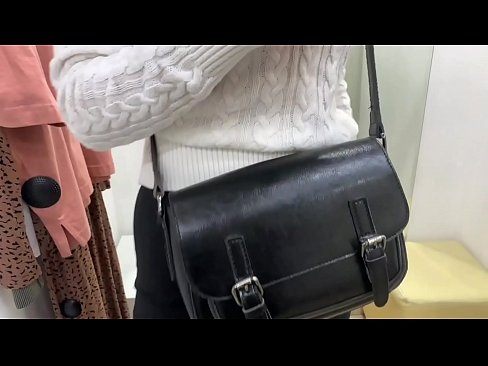 ❤️ 試着室でディルドを使った若い雌犬フェラルベリーの公開オナニー ️❌ ファッキングビデオ ❌️