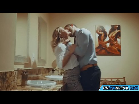 ❤️ 公衆トイレで巨乳金髪美女に誘惑されたら ️❌ ファッキングビデオ ❌️